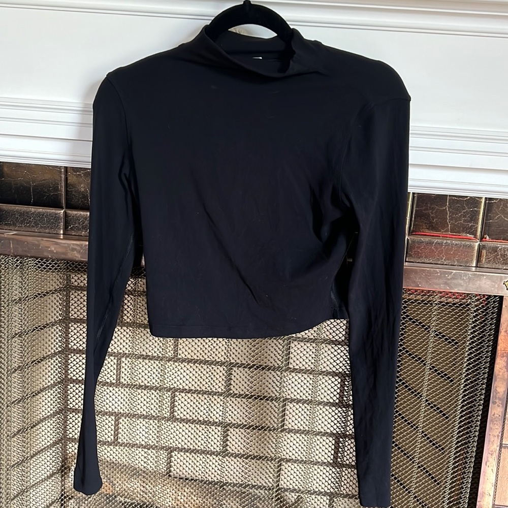 Lululemon black cropped turtleneck